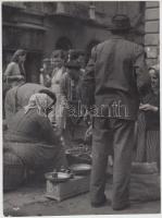 cca 1945 Batyuzók, alkalmi árusok a városban, 23x17 cm
