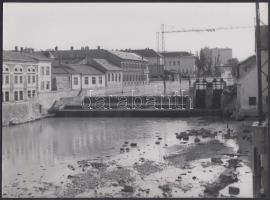 cca 1942 Kolozsvár, vízlépcső a Szamos folyón, Korschelt Miklós (1900-1982) pecséttel jelzett vintage fotója, 18x24 cm