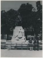 cca 1942 Nagyvárad, Szacsvay Imre (1818-1949) politikus, az 1848/49-es szabadságharc vértanúja, szobrát 1937-ben eltávolították, 1942-ben visszahelyezték, Korschelt Miklós (1900-1982) pecséttel jelzett vintage fotója, 24x18 cm