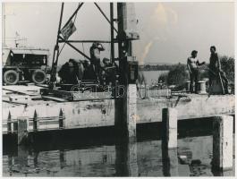 cca 1970 Velencei-tó, cölöpverés, felületén barnás foltok, 18x24 cm