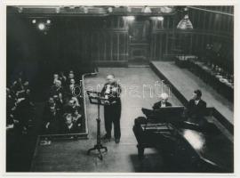 cca 1940 Bartók Béla (1881-1945) zeneszerző, zongoraművész egyik előadásán, későbbi nagyítás 11x14 cm