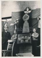 cca 1945 A Magyar Közlekedési Alkalmazottak Szakszervezetének mártírjaira emlékeznek, Tiszavölgyi József pecséttel jelzett felvétele, 18x12 cm