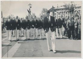cca 1948 A magyar olimpiai csapat felvonulása május elsején, az első sorban látjuk Gerevich Antal kardvívót (balról a harmadik), további kutatást érdemlő sporttörténeti lelet, Tiszavölgyi József pecséttel jelzett felvétele, 12x17 cm