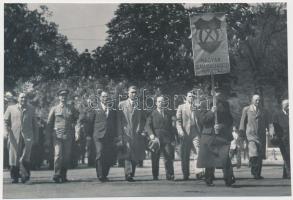 cca 1950 Magyar Szabadságharcos Szövetség képviselőinek felvonulása, Tiszavölgyi József pecséttel jelzett felvétele, 9x14 cm