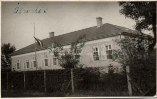 Óhódospuszta, iskola, országzászló, photo (EK)