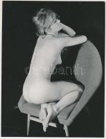 cca 1970 Fotelben, egy hotelben, 3 db finoman erotikus fénykép, 24x18 cm /
cca 1970 3 erotic photos...