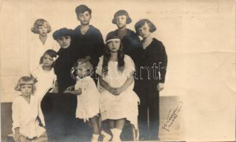1924 Zita királyné gyermekeivel / zita with her children (non pc) (small tear)