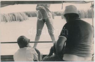 cca 1980 Parti őrség a Velencei-tavon, finoman erotikus fénykép, 9x14 cm / cca 1980 Erotic photos, 9x14 cm