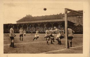 1913. március 16. FTC-MTK labdarúgó mérkőzés; Corner helyzet, a jól helyezkedő Borbást Knapp lefogja. Kiadja a 'Klasszikus pillanatok vállalata' 9. sz. / Hungarian football match (slightly bent)
