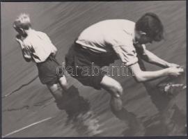 cca 1936 Reich Péter Cornel: Pecázó gyerekek, pecséttel jelzett vintage fotó, 13x18 cm