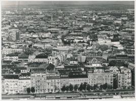 cca 1970 Tiszta idő, tiszta levegő Budapest felett, a Gellért hegyről ellátni a város határáig, ritka részletgazdagságú pesti panoráma fotó, felül iratkapocs benyomódás, 18x24 cm