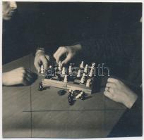 cca 1935 Pöltinger Gusztáv (Sopron): Sakkozók, jelzés nélküli vintage fotó a szerző hagyatékából, 5x5 cm