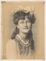 cca 1920 Máté Olga (1878-1961): Női portré, jelzetlen fotó a szerző hagyatékából, 24x18 cm