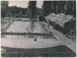 cca 1940 Strandfürdők, a helyszínek azonosítása további kutatást igényel, 2 db fotó, 24x18 cm