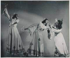 cca 1935 Leichtner Erzsébet: Angyalok tánca, vintage fotó Szentpál Olga tánccsoportjának tagjairól, pecséttel jelzett, 17x21 cm