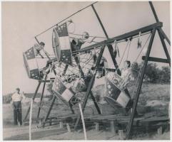 cca 1950 Hajóhintán jaj de jó!, jelzetlen fotó, 18x21,5 cm