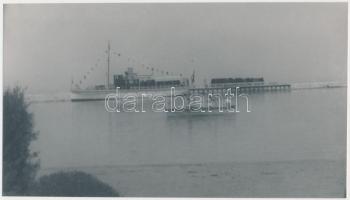 cca 1940 Balatoni hajó a kikötőben és előtte egy motoros csónak, korabeli negatívról készül későbbi nagyítás, 13x24 cm