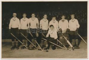 1929. december 15. Pobuda Alfréd felvétele a BKF-Oxford hokimérkőzés után, ahol a budapesti csapat 2-0-ra nyert, feliratozott, pecséttel jelzett fotó, 11x17 cm