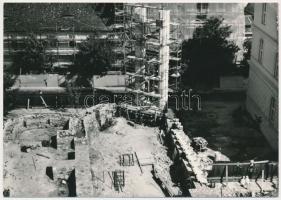 1986 Budapest, a budavári Mária Magdolna-templom középkori maradványainak feltárása, bemutatása, 10x15 cm