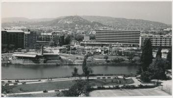 1966 Budapest, látkép a Feneketlen-tó környékéről, a háttérben szálloda épül, 10x18 cm