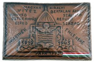 1992. "Magyar Királyi Vitéz Bertalan Árpád Honvéd Ejtőernyős Ezred Szállító Repülő Század - Hőseink Emlékére 1939-1945 - Pápa 1992" kerámia emlékplakett becsomagolva (190x130mm) T:1