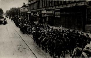 1944 Szeged, városon átvonuló szovjet katonák, automobile, Liebmann photo (r)