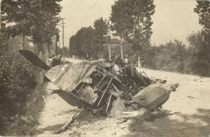 1918 Első világháborús lezuhant olasz repülőgép a Conegliano-Susegana műúton / WWI K.u.k. military, wreckage of an Italian crashed aircraft. photo