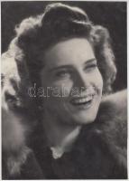 cca 1945-46 Karády  Katalin fotó az Ópiumkeringő c. filmből, elmosódott aláírással,  25x18cm