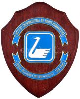 Olaszország DN "Emberi Jogok Nemzetközi Intézete - Nemzetközi Katonai Kurzusok - San Remo" zománcozottt fém és fa falra akasztható plakett (230x165mm) T:2 Italy ND "International Institute of Humanitarian Law - International Military Courses - San Remo" enamelled metal and wooden hangable plaque (230x165mm) C:XF