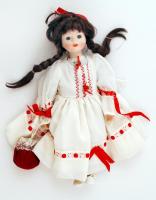 Porcelán fejű, kezű és lábú fehér ruhás baba, jelzett, h: 40 cm