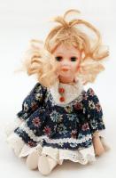 Porcelán fejű, kezű és lábú virágos ruhás ülő baba, jelzett, h: 25 cm