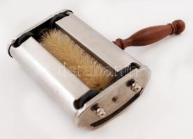 Kisméretű, kefés kézi morzsaszedő henger, m: 15×20,5×4 cm