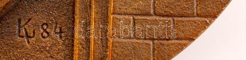 Kiss László (1947-): Gyula. Bronz plakett, jelzett, d:9,5 cm