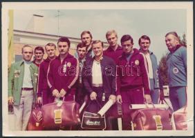 Trachtenberg: fotó a müncheni olimpiai magyar csapat egy részéről:Papp Laci, Gedó György és mások, jelzett, törésekkel, 13x9cm