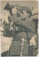Filmező katona a Halászbástyán, jelzetlen fotó, 9x6 cm
