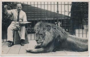 Az oroszlánfestő, fotólap, 9x13 cm