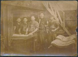cca 1900-1914 Bp., Bőrfeldolgozó műhely, Ábrahám E. fényképésztől, széle sérült, 12x16 cm