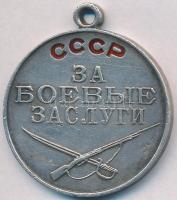 Szovjetunió 1938-1991. "Kitüntetés Katonai Szolgálatért" jelzetlen Ag kitüntetés mellszalag nélkül (19,13g/32mm) T:2- Soviet Union 1938-1991. "Medal for Combat Service" unmarked Ag medal without ribbon (19,13g/32mm) C:VF