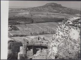 Kilátás a szigligeti várból a Badacsonyra, jelzetlen fotó, 13x18 cm