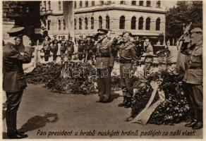 Pan president u hrobu ruskych hrdinu, padlych za nasi vlast / President Benes, late 1940s Czechoslovakian propaganda (pinhole)