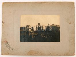 Brunhuber Géza: Falusi család, kartonra kasírozott fotó, jelzett, 16x11 cm, karton 30x22 cm