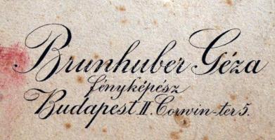 Brunhuber Géza: Falusi család, kartonra kasírozott fotó, jelzett, 16x11 cm, karton 30x22 cm