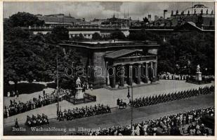 Berlin, Wacheablösung am Ehrenmal (cut)