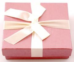 Fülbevalópár türkiz és korallszínű kövekkel díszítve díszdobozban