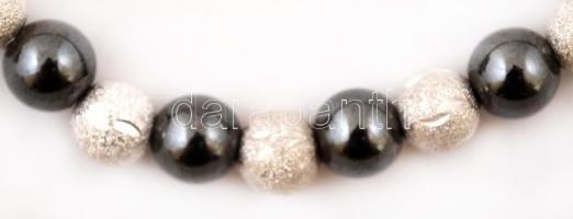 Ezüstszínű és fekete gyöngyökből fűzött gyöngysor, h: 55 cm