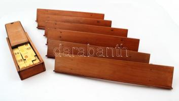 Retro römikő készlet (műanyag), kockával, fa dobozában, a hozzá való fa tartókkal, hiánytalan állapotban (106 db kő)