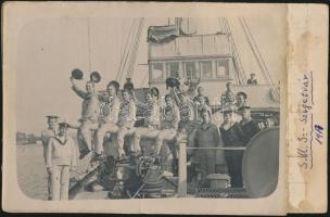 1917 Az SMS Szigetvár legénysége, fotó, levelezőlapra ragasztva, postán elküldve, tábori bélyegzéssel, 9×13,5 cm