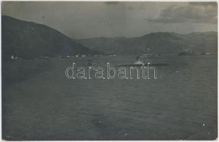cca 1917 Tengeralattjáró a Kotori-öbölben, hidroplánnal, fotó, hátulján feliratozva, 8,5×13,5 cm