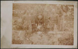 cca 1917 Katonák elesett bajtársuk sírjánál, fotó, hátulján feliratozva, 9×14 cm