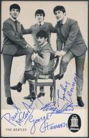 A Beatles tagjainak nyomtatott aláírásai őket ábrázoló nyomtatványon